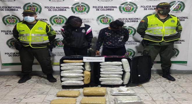 2 personas capturadas-policías custodiando-alucinógeno incautado