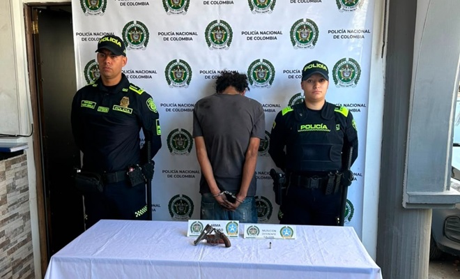 dos uniformados y un capturado por porte ilegal de armas