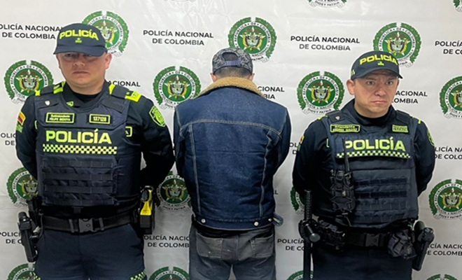 Dos policías con un capturado 