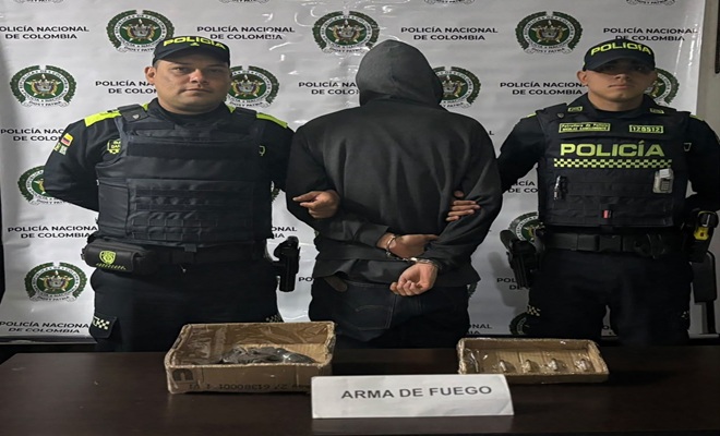 dos uniformados, un arma incautada y un capturado con un arma de fuego artesanal