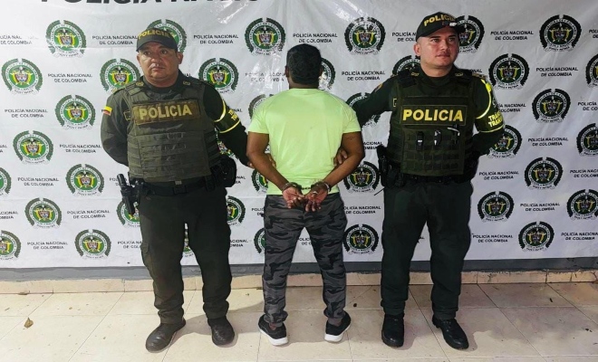 Dos policías con un capturado 