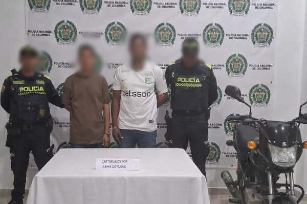 Dos Policías y Dos capturados y elementos incautados