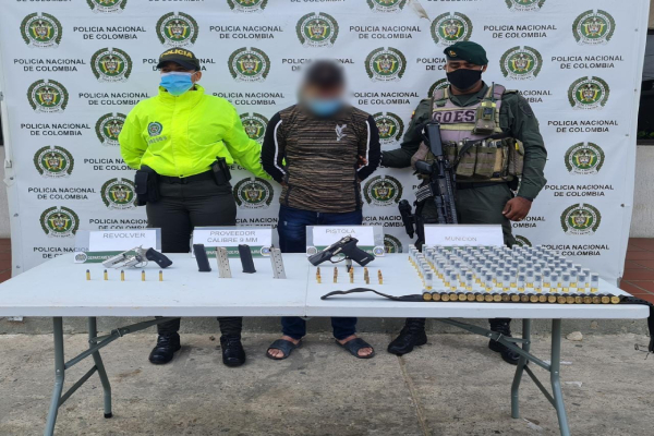 1 persona capturada policías custodiando