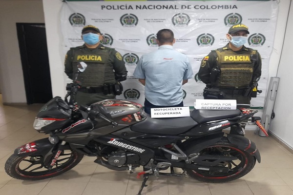 Persona capturada-policías custodiando-elemento recuperado