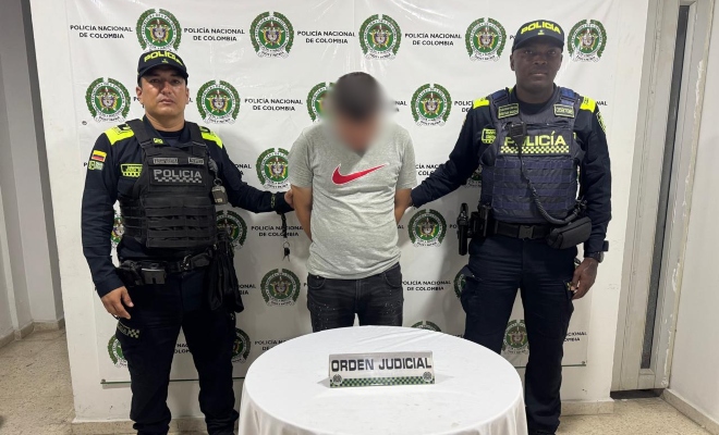 Dos policías y un ciudadano capturado 
