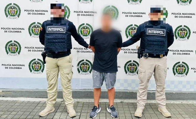 Policías de interpol con capturado solicitado por españa