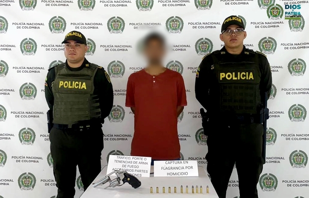 hombre capturado con un arma de fuego