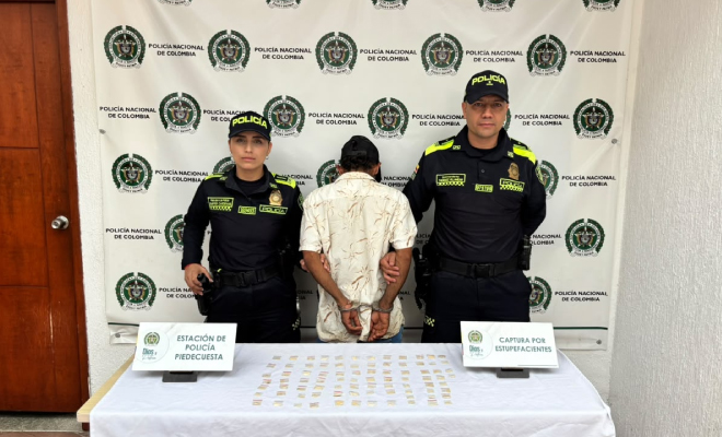 Hombre capturado en medio de dos Polic&iacute;as