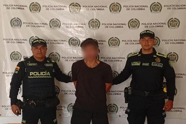 Dos Policías custodia a un capturado