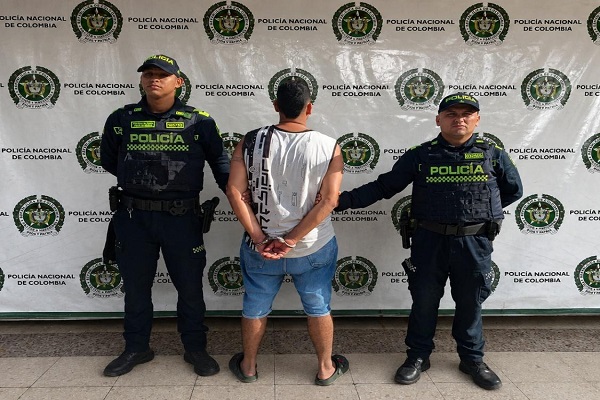 Dos policías y un hombre capturado por presunto caso de maltrato animal 