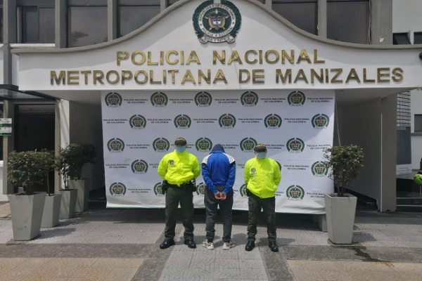 persona capturada-policías custodiando