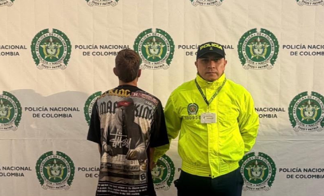 Hombre capturado al lado Polic&iacute;a