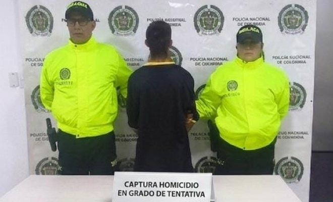Hombre capturado en medio de dos Polic&iacute;as