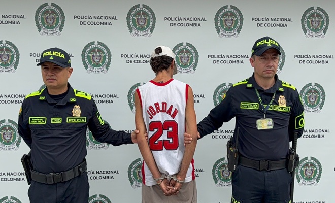 Dos funcionarios de la Policía Nacional y un ciudadano capturado por hurto