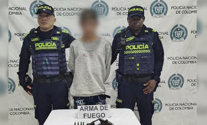 Dos policías y un capturado.