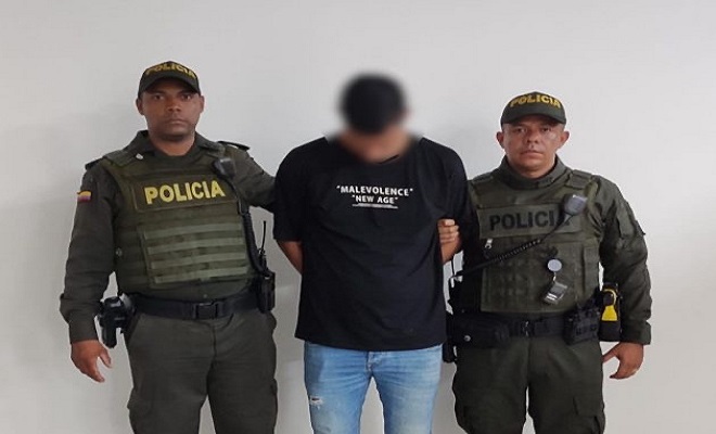Persona capturada-policías custodiando