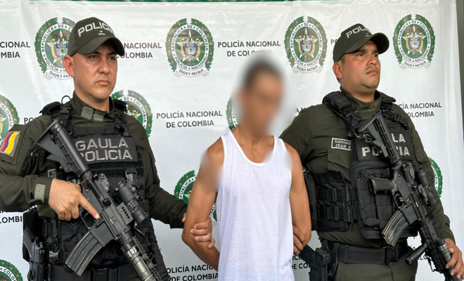 Un hombre capturado en custodia del grupo gaula..
