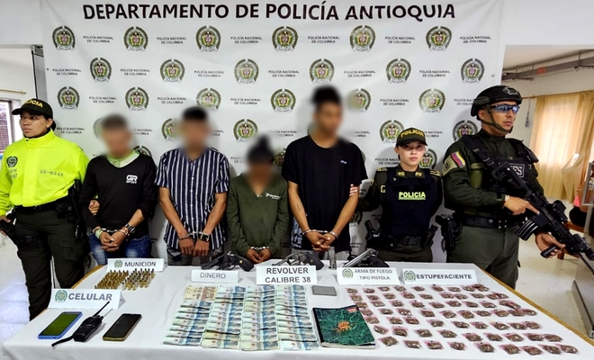  Dinero, drogas y municiones fueron decomisados durante la intervención.