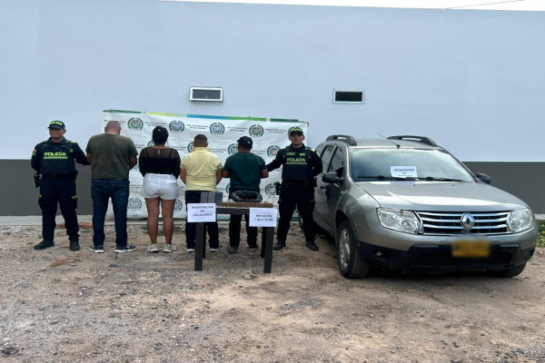 Dos polic&iacute;as con cuatro capturados y una vehiculo incautado