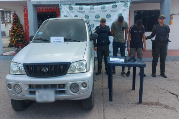 Personas capturadas-policías custodiando-vehículo recuperado