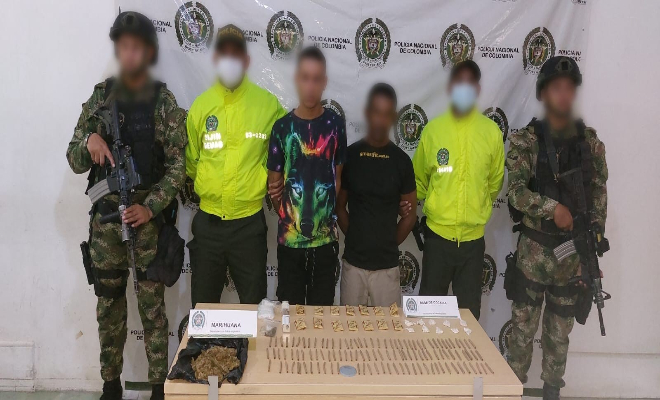 Personas capturadas-policías custodiando 