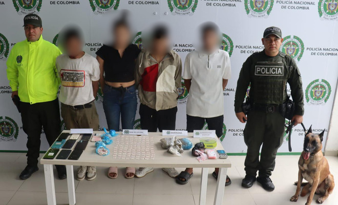 Cuatro posibles capturados, sujetados por los uniformados de la Policía Nacional.