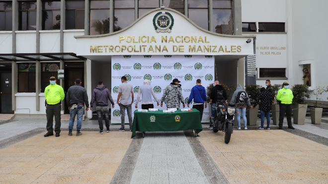 9 personas capturadas-policías custodiando-moto inmovilizada