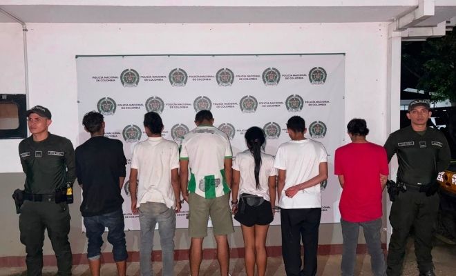 Uniformados junto a seis personas capturadas del barrio comuneros