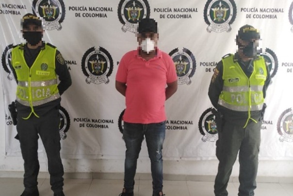 En el marco de la campaña ‘Policía Nacional: Somos uno. Somos todos’, integrantes de la Estación de Policía Becerril mediante labores de patrullajes y de prevención, lograron en las últimas horas la captura de una persona la cual es solicitada por la Fiscalia por delitos relacionados con la vida. 