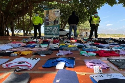 Capturamos-a-una-persona-por-vender-zapatos-y-ropade-marca-falsificados Capturamos-a-una-persona-por-vender-zapatos-y-ropade-marca-falsificados