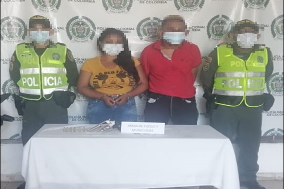 Capturamos-un-hombre-y-una-mujer-portando-un-revolver-con-seis-cartuchos Capturamos-un-hombre-y-una-mujer-portando-un-revolver-con-seis-cartuchos