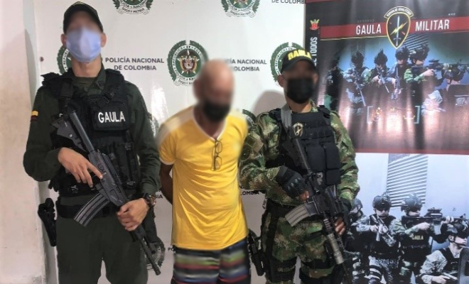 1 persona capturada-policías custodiando