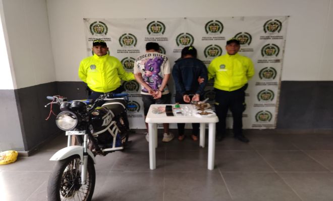 Dos polic&iacute;as, dos Capturados, por tr&aacute;fico de estupefacientes y una motocicleta