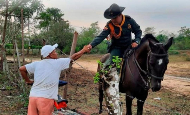 Carabineros de Bolívar saludando al campesino