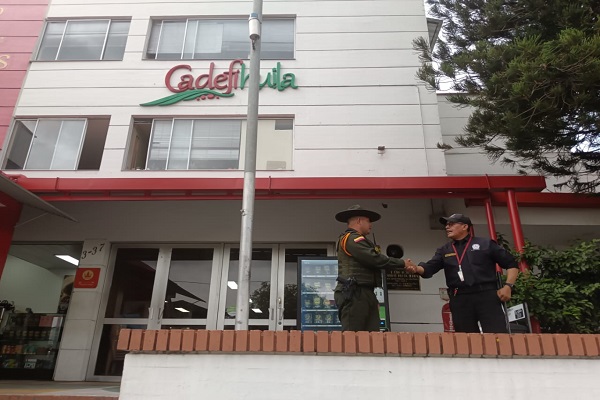 Policía de carabineros saludando a ciudadano
