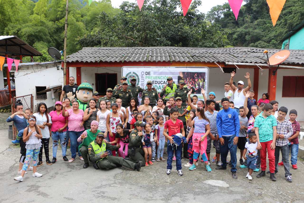 Grupo de prevención de la Policía Nacional motiva en Manizales a niñ@s de veredas a estudiar 