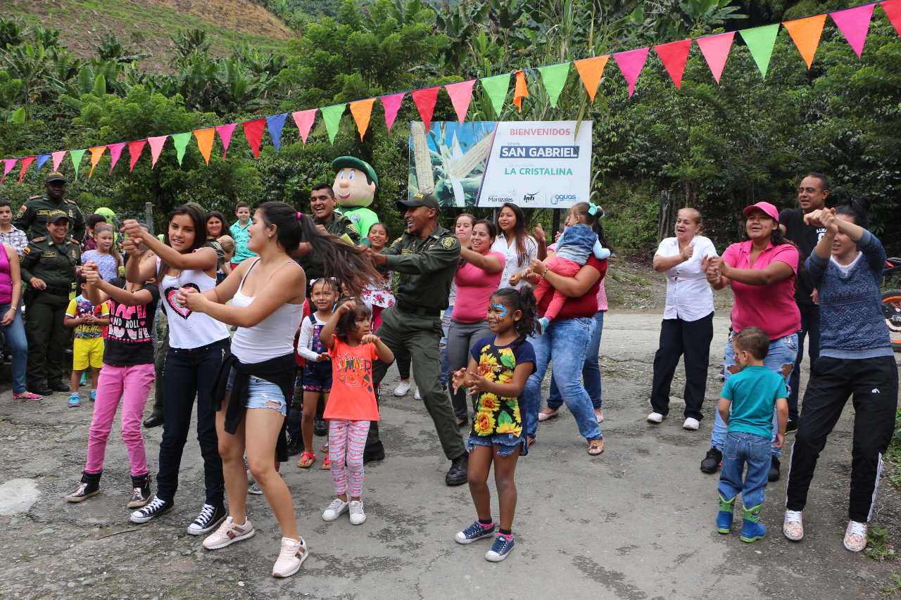 Grupo de prevención de la Policía Nacional motiva en Manizales a niñ@s de veredas a estudiar 