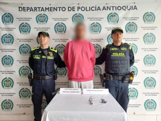 Tras 40 días de investigación, fue detenido el hombre señalado de causar la muerte de Alexander Velasco Meneses en un establecimiento comercial.