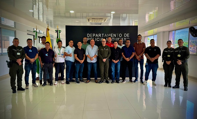 Policías y periodistas posando para la fotografía general de la actividad en celebración del Día del Periodista