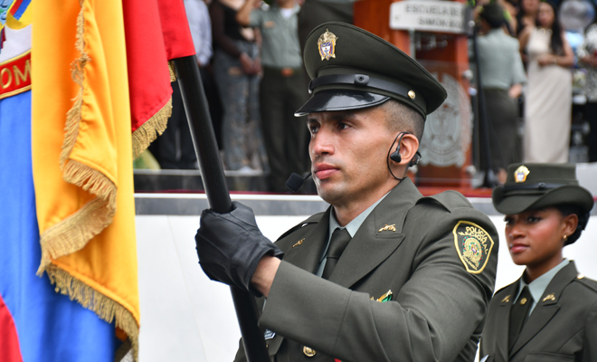 Policía con la bandera de Colombia