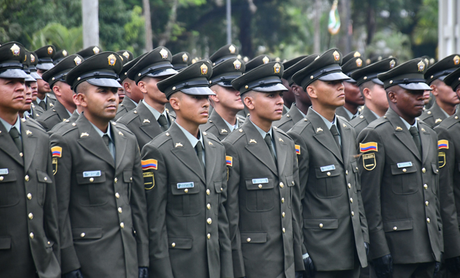 Bloque de uniformados en formación policial 