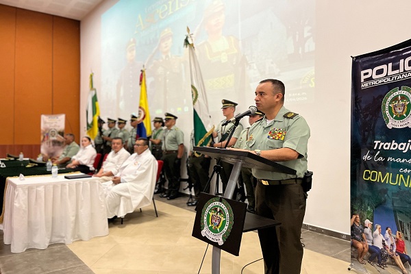 Señor coronel Betancourt brinda palabras a los funcionarios