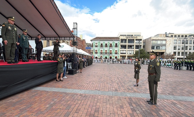 Uniformado de la Policía dando parte del destacamento 