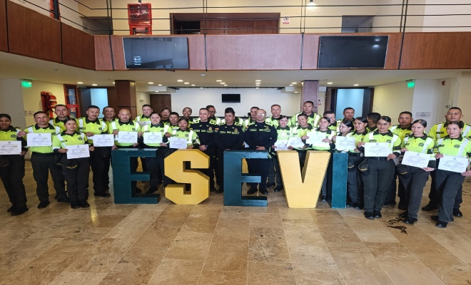 funcionarios de la escuela de seguridad vial recibiendo los diploma en seguridad vial, en el teatro bicentenario de la ciudad de Tunja 