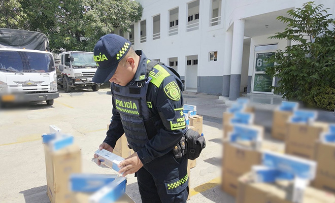 Policía revisando cigarrillos incautados