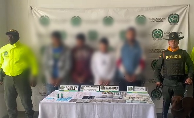 Policías custodia a capturados con orden judicial en el municipio de Itagüí 