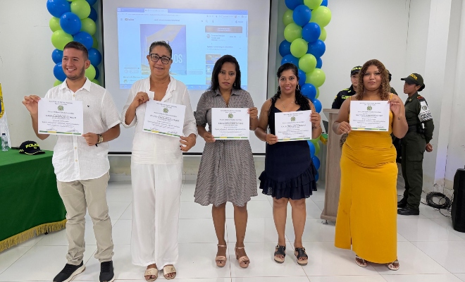 cinco personas recibiendo reconocimiento