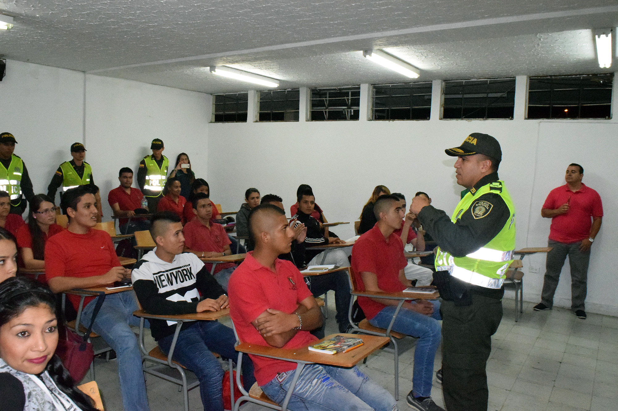 En aplicación al programa “plan colegios seguros” nos tomamos dos colegios de Dosquebradas