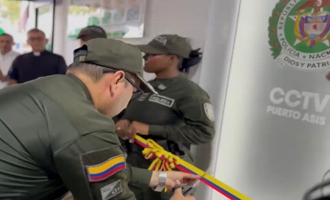 Comandante de la policía corta el listón para inaugurar sala del CCTV 
