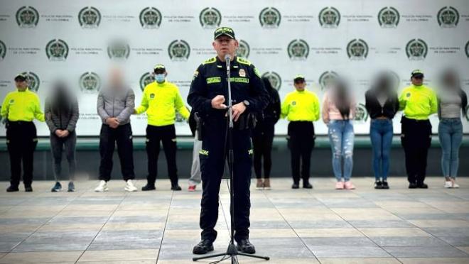 Comandante de la Policía Metropolitana de Bogotá entrega declaraciones ante los medios de comunicación en una rueda de prensa